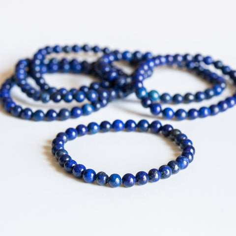 un ensemble de trois bracelets avec des perles bleues