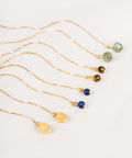 une rangée de perles de différentes couleurs sur une chaîne en or