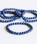 un ensemble de trois bracelets avec des perles bleues