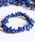 un gros plan d'un bracelet fait de perles bleues