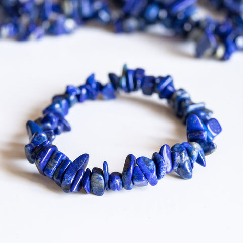 un gros plan d'un bracelet fait de perles bleues