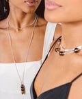deux femmes avec des colliers en pierre